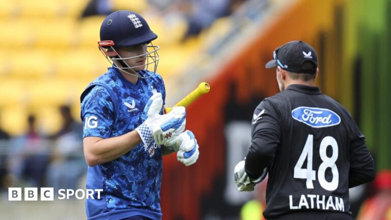 Ashes 2025-26: Harry Brook apologises after altercation in New Zealand nightclub Harry Brook walks off in Wellington after being dismissed