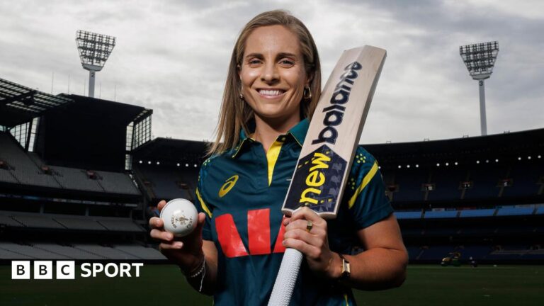 Sophie Molineux: Australia name all-rounder as Alyssa Healy’s replacement as captain Australia all-rounder Sophie Molineux smiles as she holds up a bat and ball at a photoshoot after being named captain