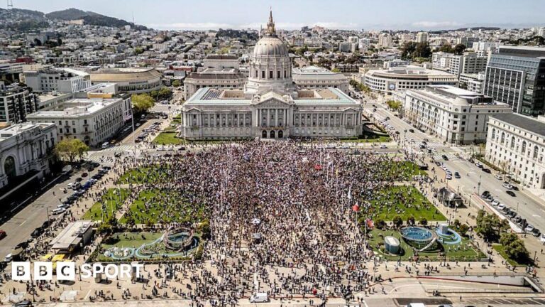 iVisit Boxing targets world-record crowd in San Francisco Crowds gather outside City Hall on the Civic Center Plaza in San Francisco