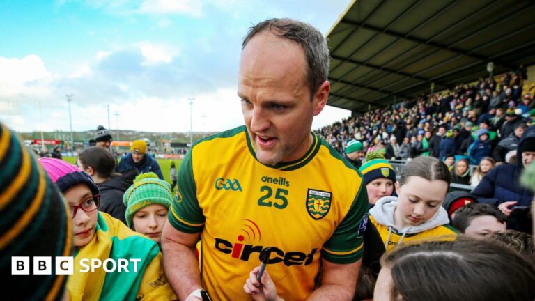 Allianz Football League: Ulster heavyweights collide as Mickey Harte returns to Derry in round four Donegal star Michael Murphy signs autographs after his side's round three victory against Mayo in Letterkenny