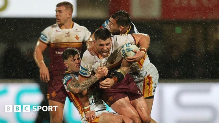 Super League: Catalans Dragons 26-10 Huddersfield Giants Catalans Dragons take on Huddersfield Giants