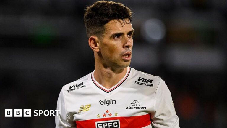 Oscar: Former Chelsea and Brazil midfielder retires because of heart issue Oscar playing in a Copa Libertadores match for Sao Paulo at Talleres in 2025