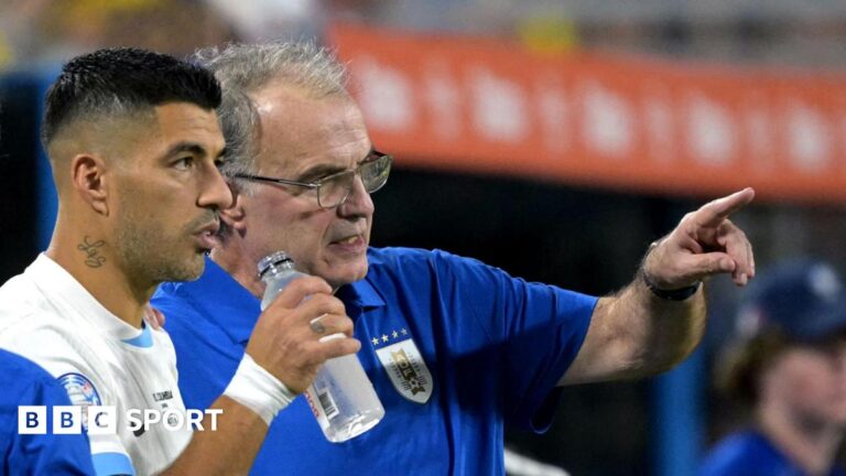 Luis Suarez: Former Uruguay forward ‘would never say no’ to Fifa World Cup return Marcelo Bielsa pointing while standing on the sidelines with Luis Suarez