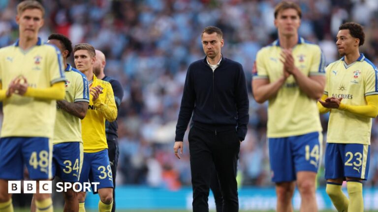 Southampton must be ‘careful’ with finances, says Kieran Maguire Southampton boss Tonda Eckert walks among his players who are applauding supporters at the end of a game