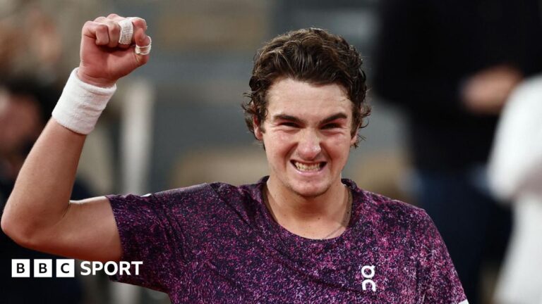 French Open 2026 results: Joao Fonseca, 19, beats Casper Ruud as Alexander Zverev cruises into quarter-finals at Roland Garros Joao Fonseca raises his arm in celebration