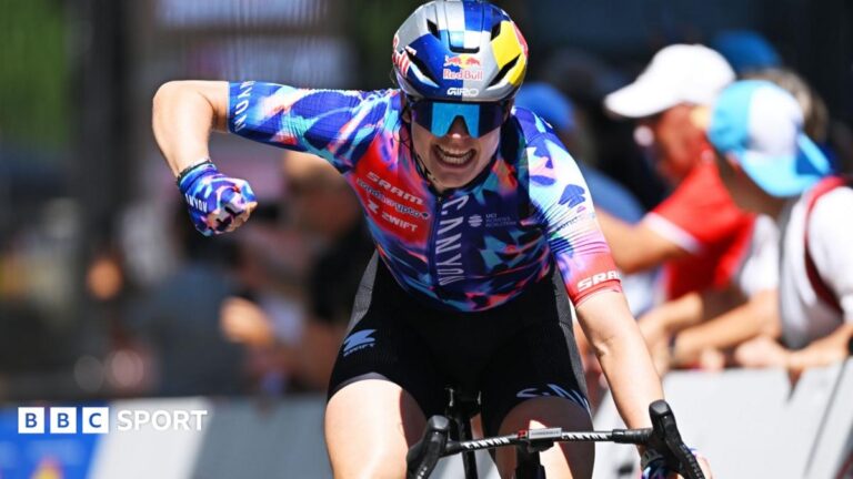 Tour de Suisse Femmes: Zoe Backstedt sprints to stage three victory Zoe Backstedt with one hand on the handlebars punches the air with her right fist as she crosses the line