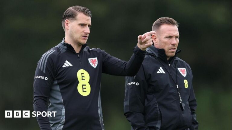 Piet Cremers leaves Wales men’s role as key Craig Bellamy assistant Piet Cremers and Craig Bellamy during a Wales training session