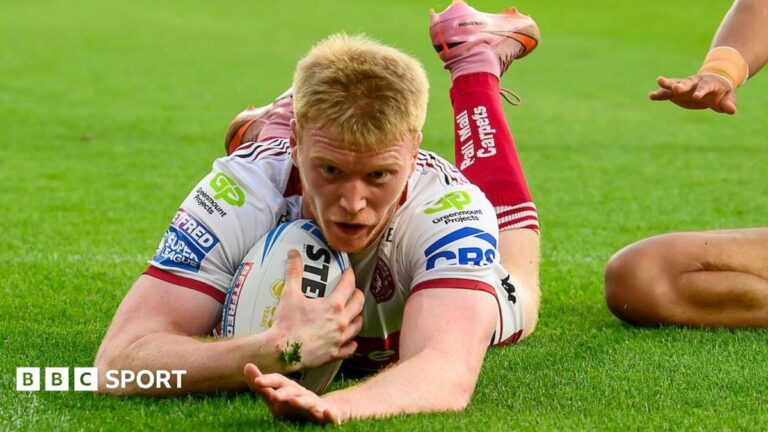 Super League: Huddersfield Giants 10-24 Wigan Warriors – Zach Eckersley hat-trick helps visitors to victory Wigan Warriors wing Zach Eckersley dives over the line for the first of his three tries.