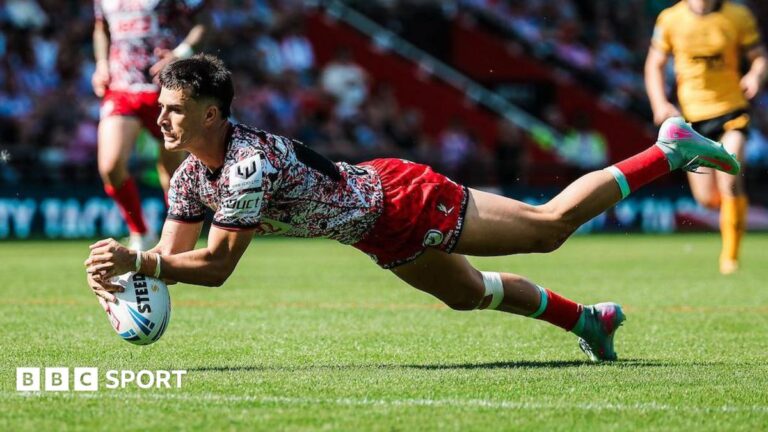 Super League: Leigh 24-18 Castleford Tigers – Leopards boost play-off bid David Armstrong dives to touch down for a try