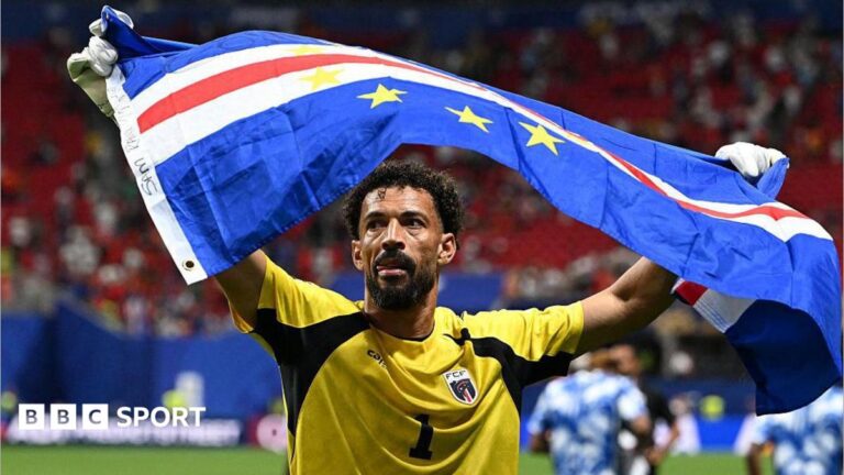 World Cup 2026: Cape Verde say goodbye after defeat by Argentina Vozinha holding Cape Verde flag