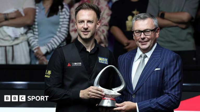 Shanghai Masters: Judd Trump beats Kyren Wilson to win title for second time Judd Trump receives the Shanghai Masters trophy